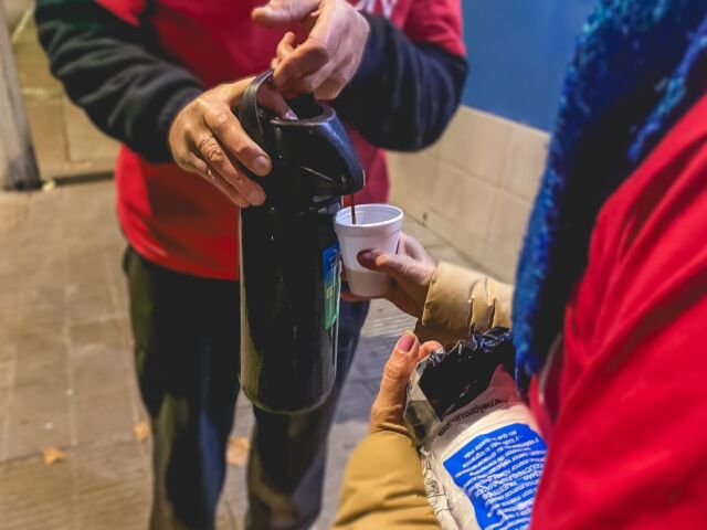 🚨 Continuamos con nuestros Amor en Acción ɪɴᴠɪᴇʀɴᴏ

🤝🏼 Cada viernes a la noche de junio, julio y agosto estamos saliendo a las calles de Montevideo a compartir una bebida caliente y algo para comer, con las personas en situaciones vulnerables.

Gracias a todas las manos que siguen haciendo esto posible. 👏🏼

📸 Estas son algunas imágenes de lo que fue el #AmorEnAcción de la Red #4 y #5. 

#UnidosSomosMejoresYMásFuertes