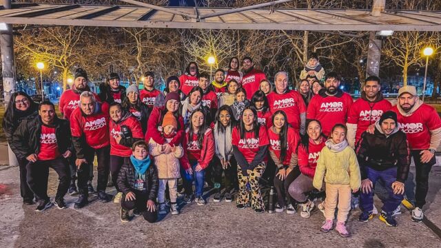 🚨 Nuestros Amor en Acción ɪɴᴠɪᴇʀɴᴏ no paran

🤝🏼 Seguimos como cada viernes a la noche de junio, julio y agosto compartiendo una bebida caliente y alimento con las personas en situaciones vulnerables.

Gracias a todas las manos que siguen haciendo esto posible. 👏🏼

📸 Estas son algunas imágenes de lo que fue el #AmorEnAcción de la Red #6.

#UnidosSomosMejoresYMásFuertes