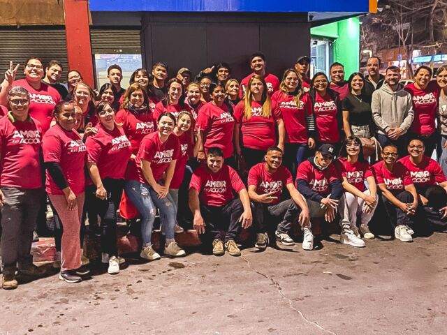 🚨 Seguimos con nuestros Amor en Acción invierno

🤝🏼 Pasó otro viernes a la noche donde voluntarios de la Casa salieron a compartir una bebida caliente y alimento con las personas en situaciones vulnerables.

Gracias a todas las manos que siguen haciendo esto posible 👏🏼

📸 Estas son algunas imágenes de lo que fue el #AmorEnAcción de la Red #7

#UnidosSomosMejoresYMásFuertes